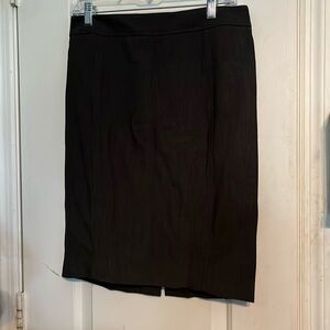 Ann Taylor LOFT size 6 gray pencil skirt. LIKE NEW